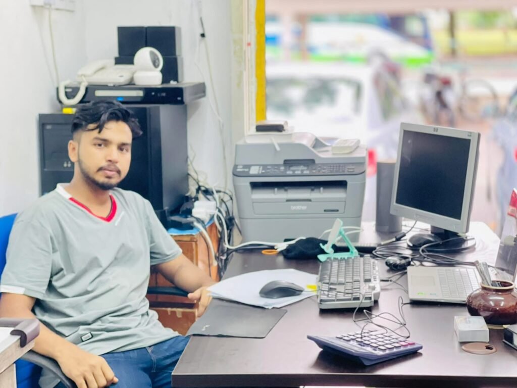 আন্দিকোট ইউনিয়ন তথ্য পোর্টালের নবনিযুক্ত অফিসিয়াল প্রতিনিধি মোহাম্মদ আকরাম হোসেন (সিফাত) ২০২৬ সালে একটি প্রফেশনাল ডাটা ভেরিফিকেশন ওয়ার্কস্টেশনে কম্পিউটারের সামনে বসে কাজ করছেন।